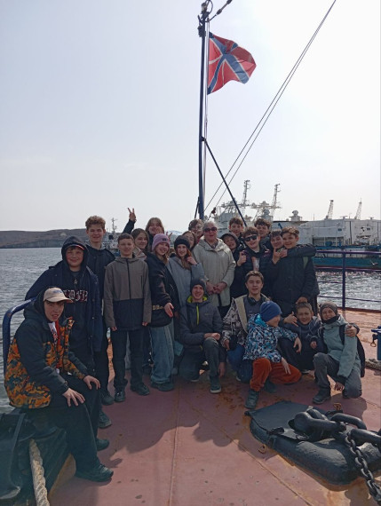 Организовали экскурсию на корабли.